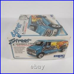 Dodge Custom Street Van Street Connection MPC 125 Model Kit 1-0414 Parts Lot