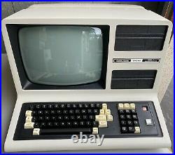 Radio Shack TRS-80 Model 4 MicroComputer Computer 26-1067 for Parts or Repair